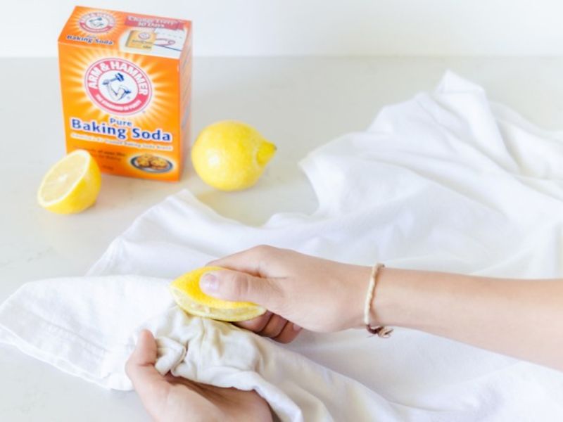 cách tẩy mực bút bi trên áo bằng baking soda