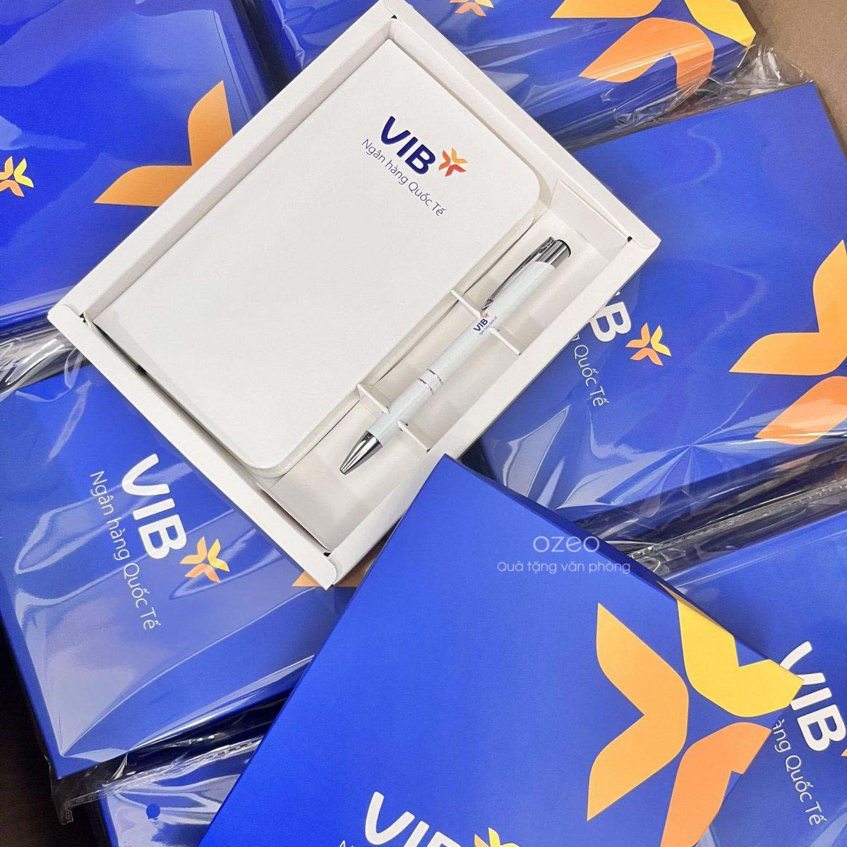Bút bi quảng cáo kết hợp với sổ tay in logo VIB Bank Bút bi quảng cáo kết hợp với sổ tay in logo VIB Bank