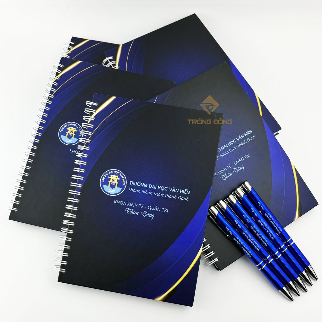Sổ tay in logo trường học, quà tặng tuyệt vời giúp sinh viên ghi chú và tổ chức công việc học tập. Sổ tay in logo trường học, quà tặng tuyệt vời giúp sinh viên ghi chú và tổ chức công việc học tập.