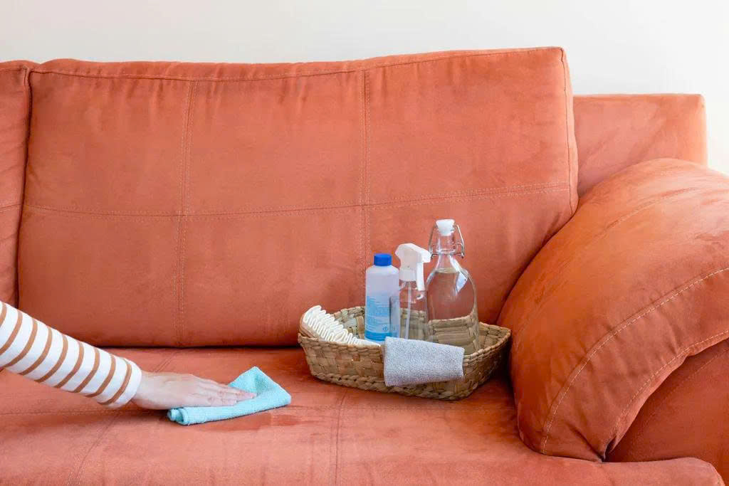 cách xử lý mực bút bi dính trên ghế sofa ngay tại nhà